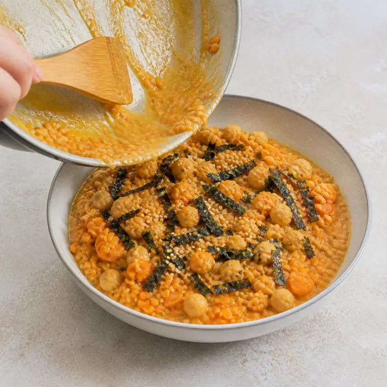 Un bol final de dhal carotte sésame avec légumes, pois chiches, nori et sésame.