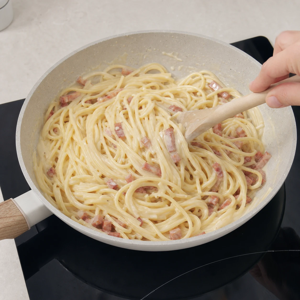 Carbonara aux lardons La Vie — mélanger la carbonara