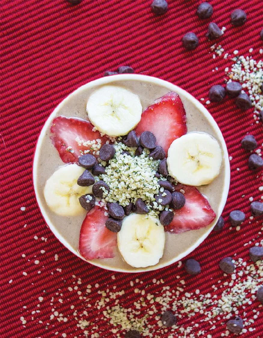 Bol smoothie chocolat, banane et chanvre
