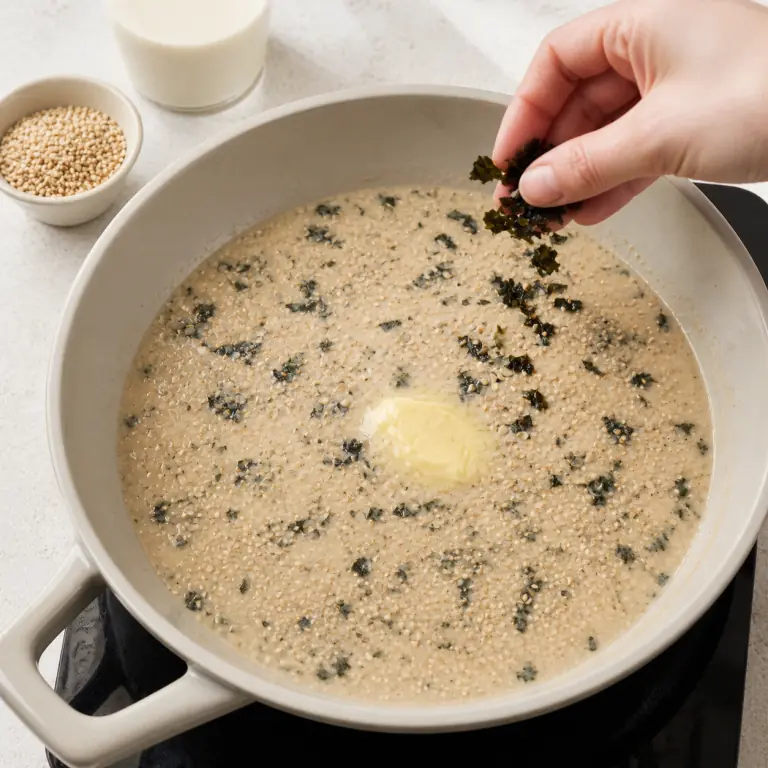 Une sauce végétale crémeuse avec paillettes de nori et graines de sésame.