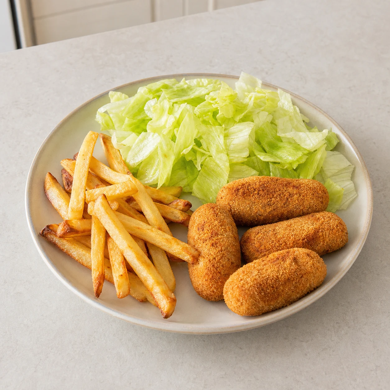 Croquetas, frites et salade — ajouter la salade