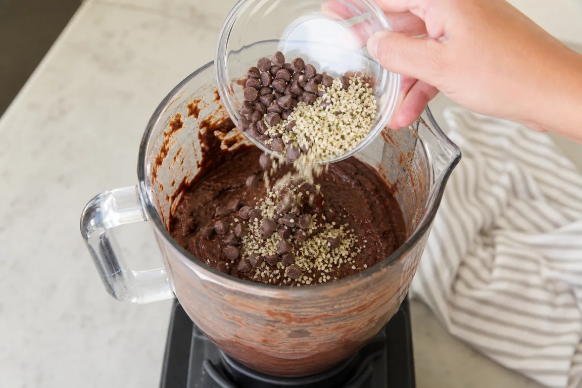 Illustration de l’étape « Étape 3 » pour la recette Muffins de mélangeur de chocolat à haute teneur en protéines.