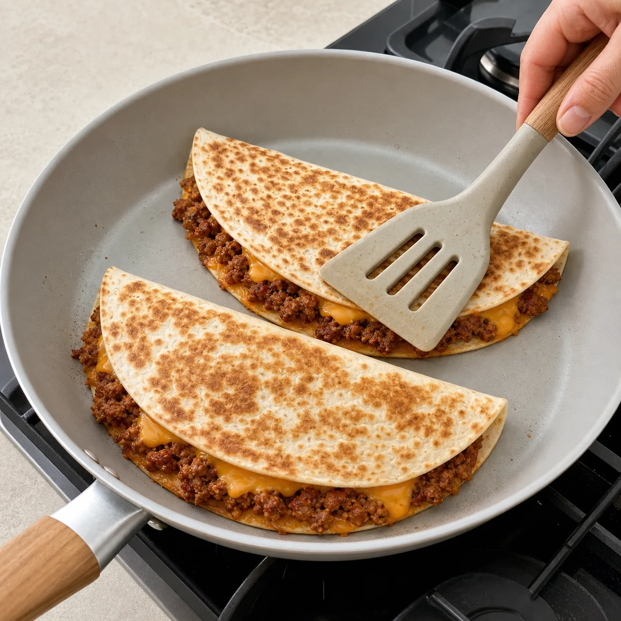 Quesadillas au haché — dorer les quesadillas
