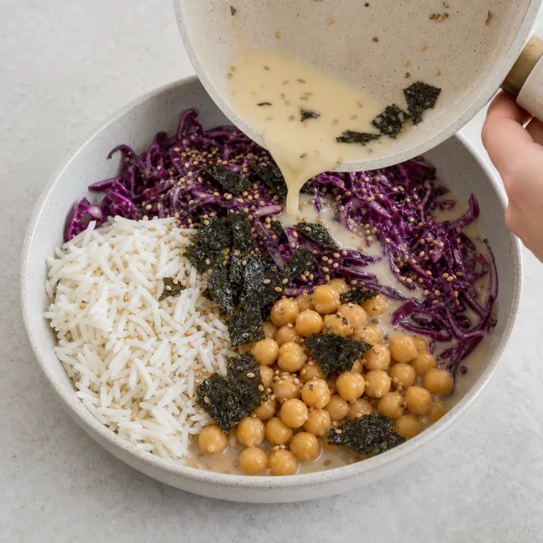 Un bol final de bowl chou rouge sésame avec légumes, pois chiches, nori et sésame.