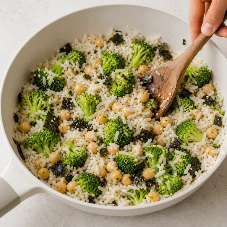 Un bol final de riz brocoli sésame nori avec légumes, pois chiches, nori et sésame.