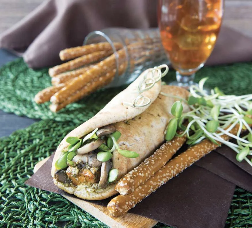 Pain plat au pesto et tofu croustillant
