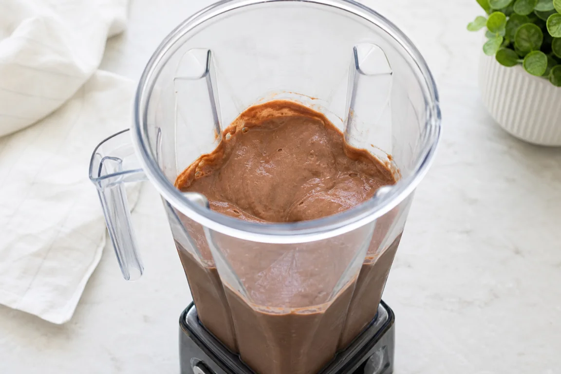 Illustration de l’étape « Étape 1 » pour la recette Bol de smoothie de chanvre de banane au chocolat.