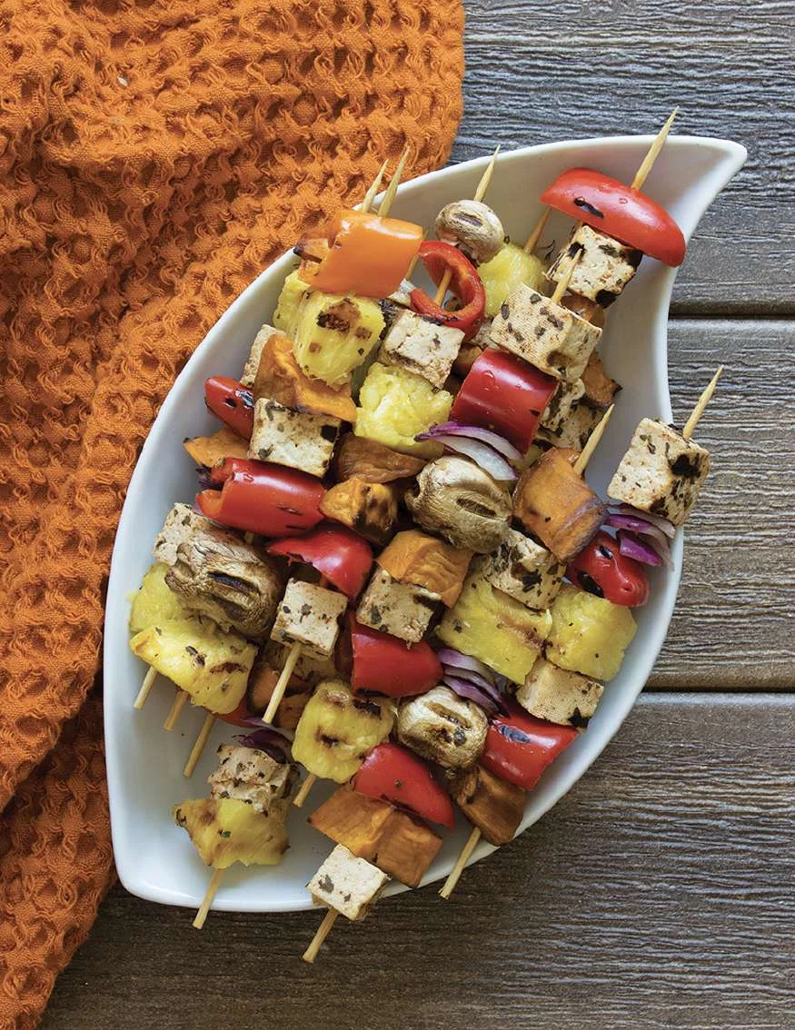 Brochettes protéinées de légumes et de fruits grillés