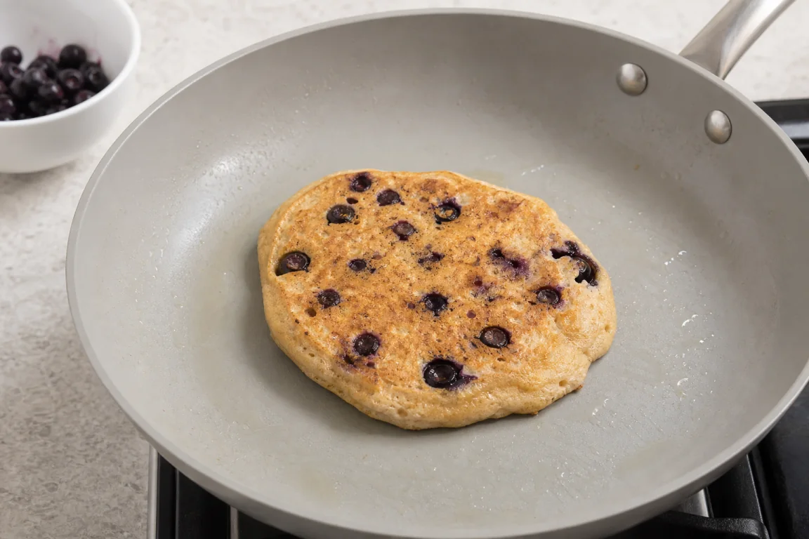 Illustration de l’étape « Étape 3 » pour la recette Pancakes de tofu aux bleuets.