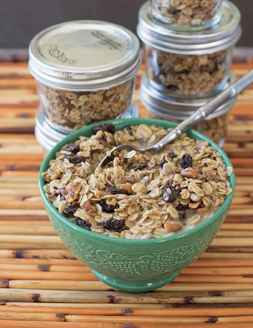 Granola au four aux graines, noix et fruits