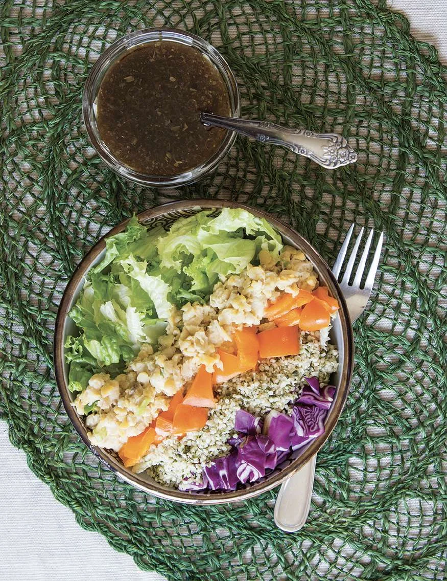 Bol de légumes à la salade de pois chiches