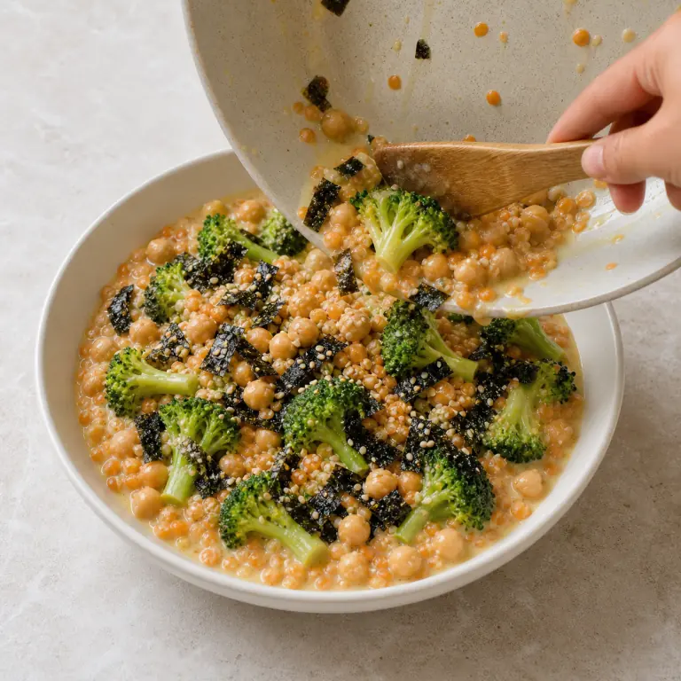 Un bol final de lentilles brocoli crème soja avec légumes, pois chiches, nori et sésame.
