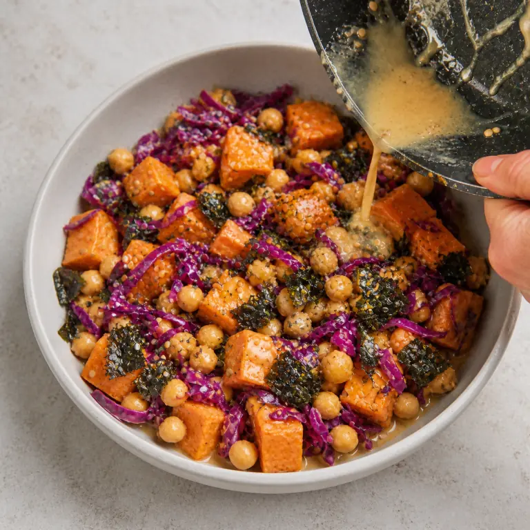 Un bol final de patate douce sésame nori avec légumes, pois chiches, nori et sésame.
