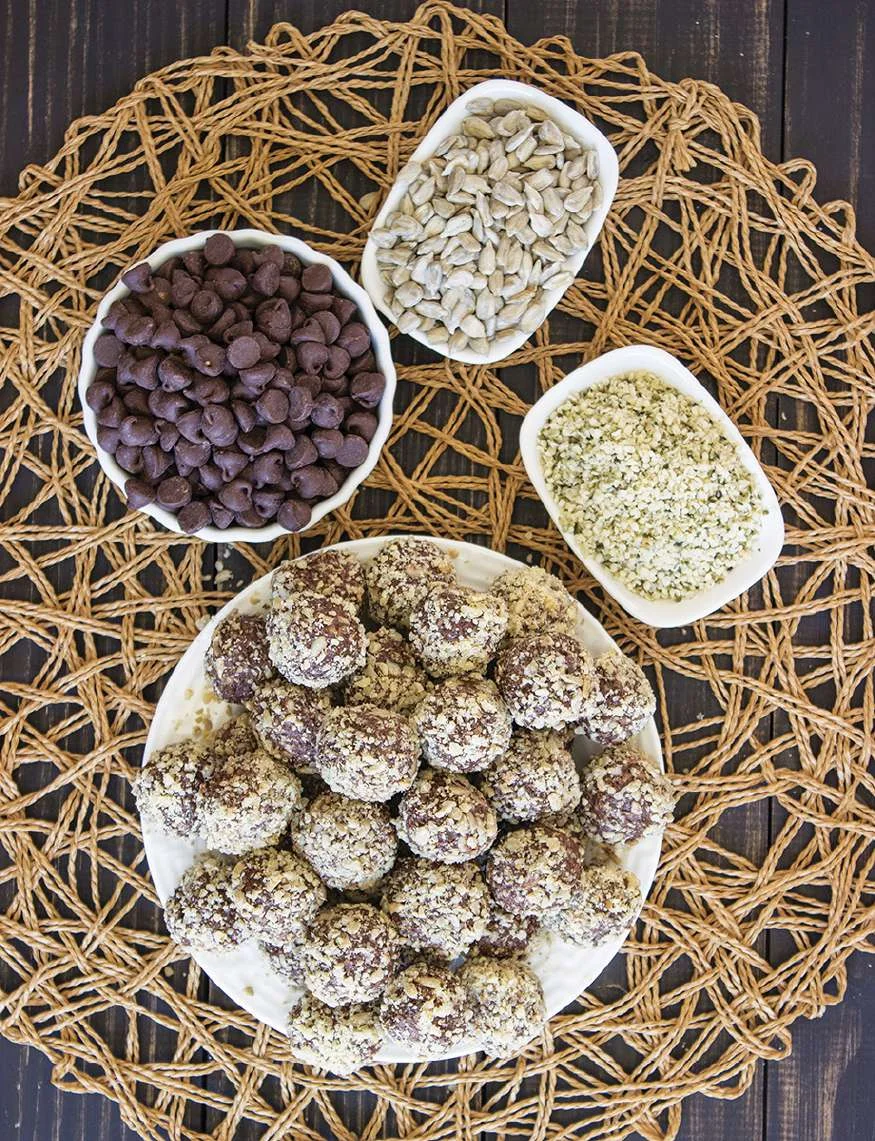 Boulettes aux graines, chocolat et beurre de cacahuète
