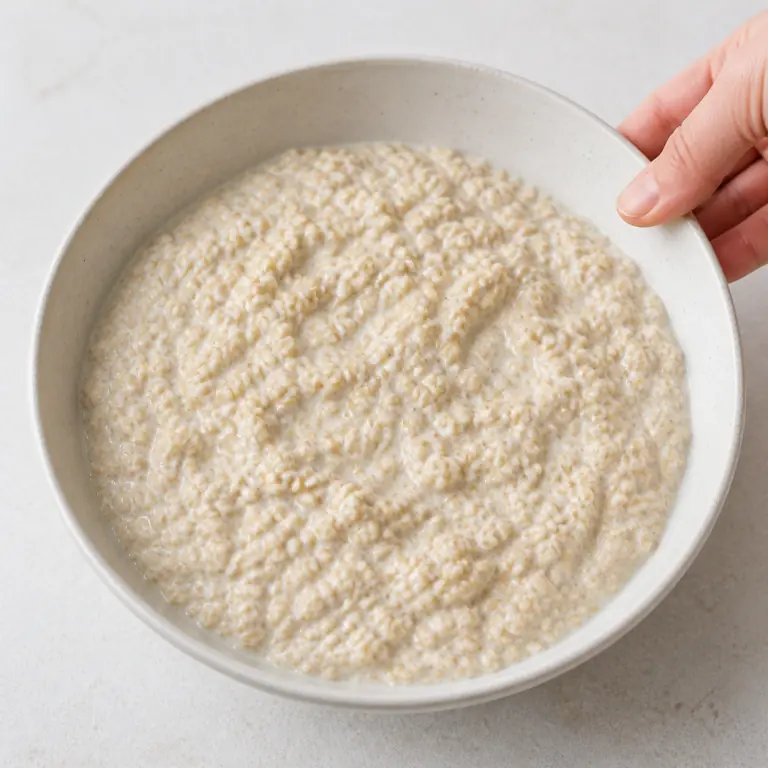 Un bircher d'avoine froid, épais et crémeux, sans garniture.