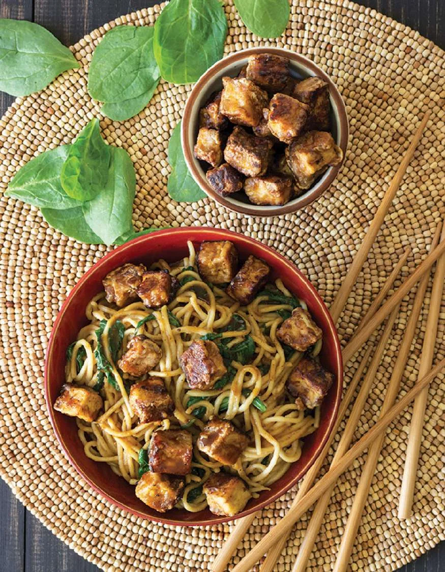 Udon au tofu hoisin frit et sauce cacahuète