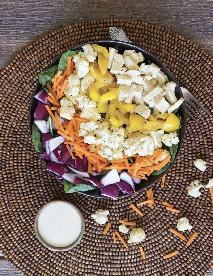 Bol salade au chou-fleur épicé et au tempeh