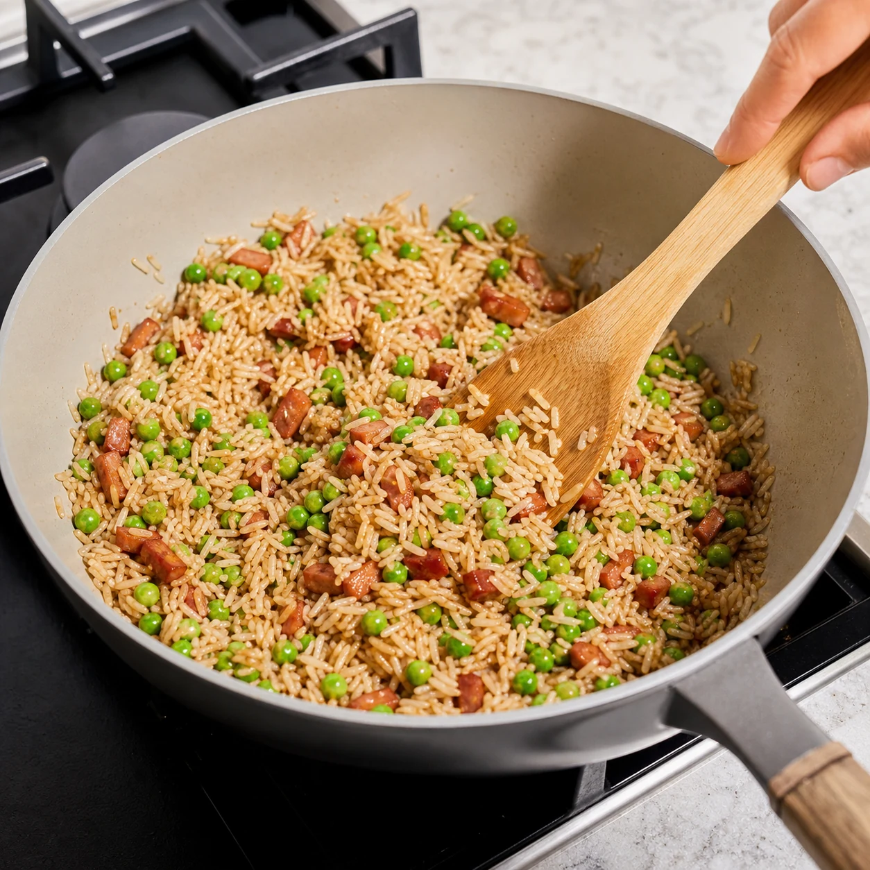 Riz sauté petits pois-lardons — faire sauter le riz